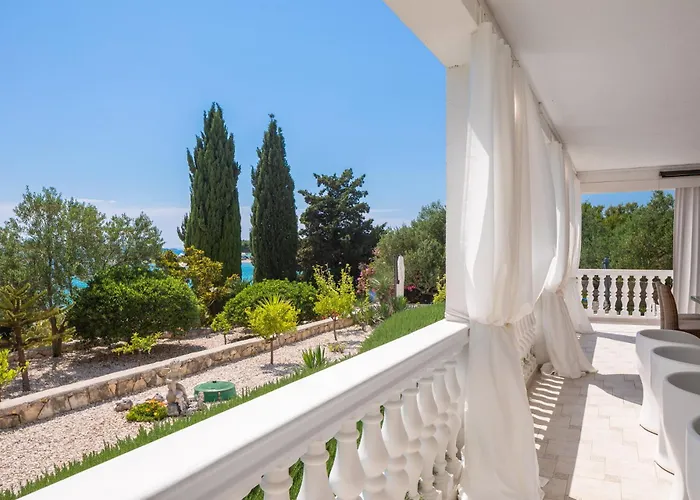 Luxury Bella Vista With Swimming Pool Villa